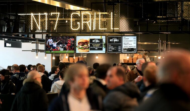 BrightSign XT5 digital signage player in restaurant en bar